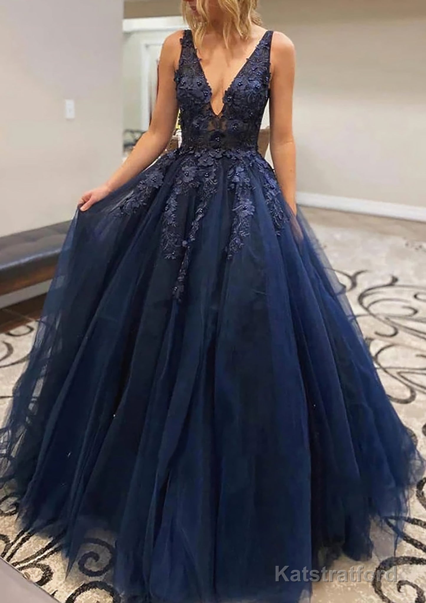 A-line V Neck Long/Floor-Length Lace Tulle Prom Dresses With Appliqued