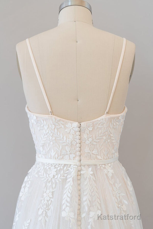 Chic Long A-line Sweetheart Spaghetti Strap Appliques Tulle Wedding Dress