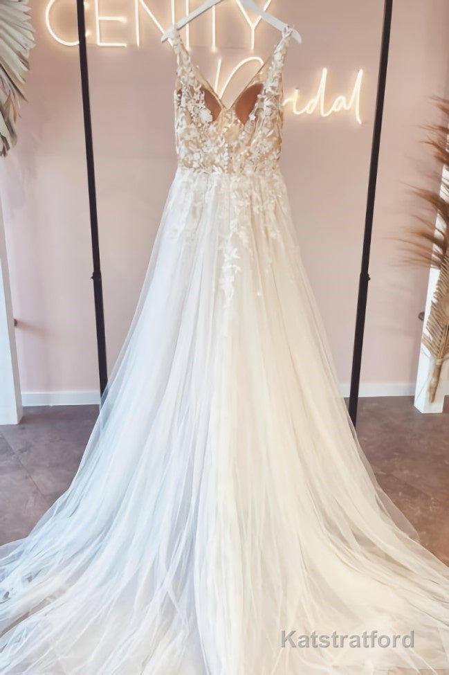 Fabulous Long V-Neck Sleeveless Lace Backless Wedding Dresses Online