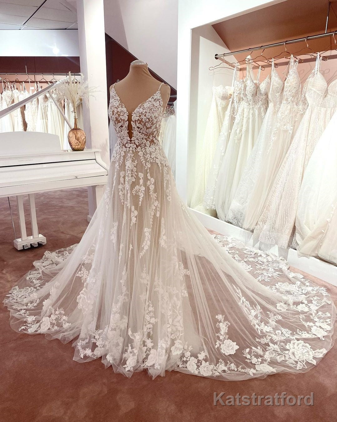 Gorgeous Spaghetti-Straps Lace Wedding Dress Tulle Sleeveless Bridal Gowns