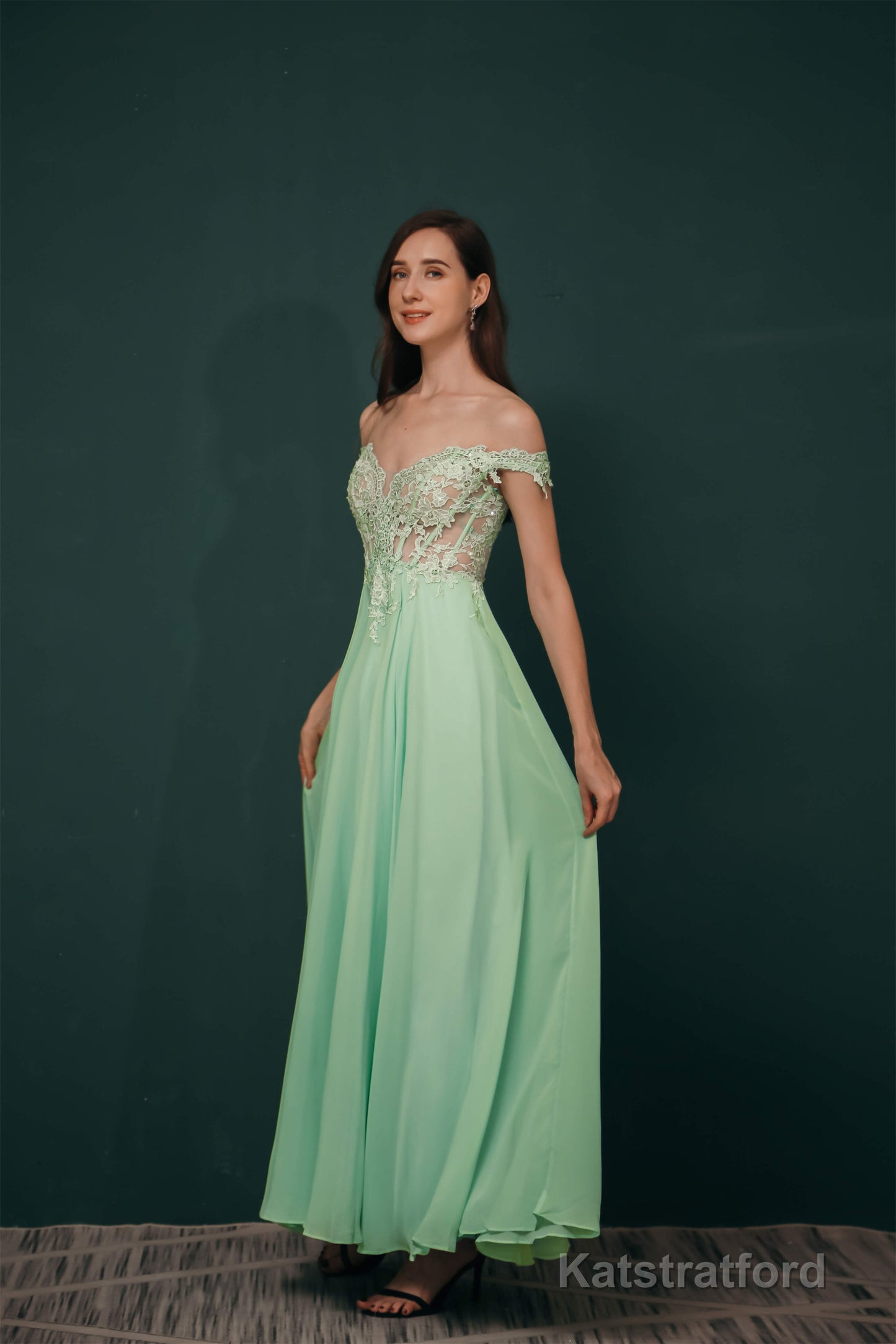 Off The Shoulder Charming Long Chiffon Prom Dresses With Appliques
